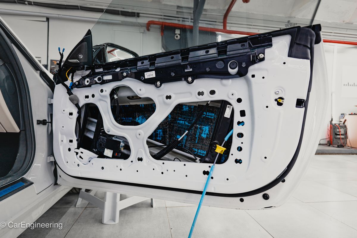 Обработка дверей BMW 4 как часть Премиум шумоизоляции